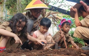 Bukan Sekadar Main Tanah, Anak TK di Depok Belajar Jadi Petani Sehari
