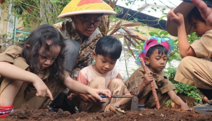 Bukan Sekadar Main Tanah, Anak TK di Depok Belajar Jadi Petani Sehari