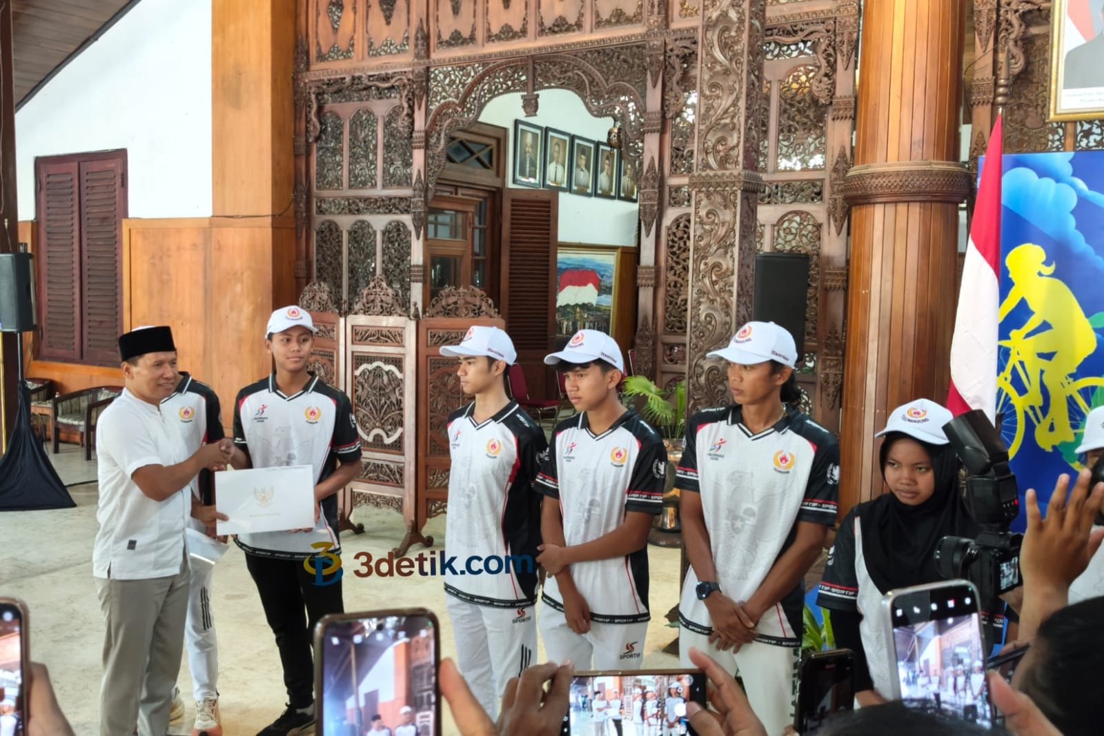 Plt Bupati Tulungagung Ahmad Baharudin membagikan reward Sebanyak 230 atlet berprestasi