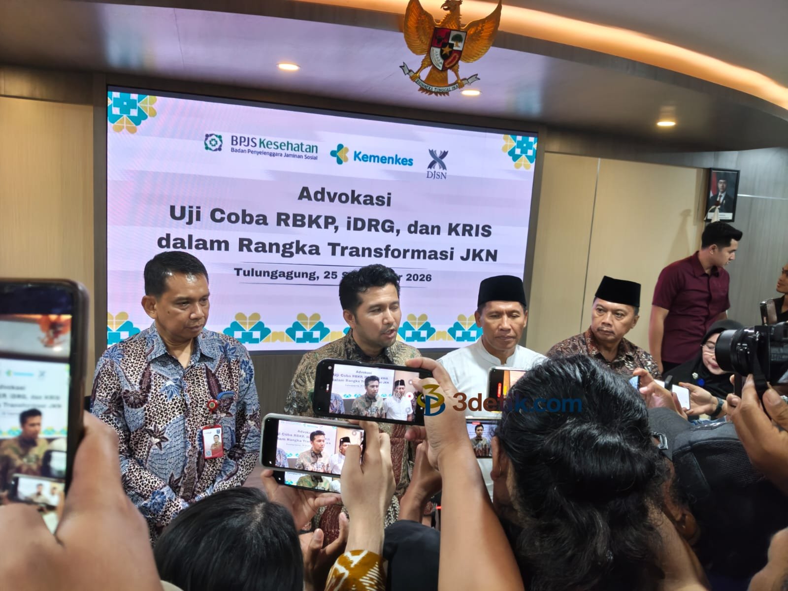 Plt Bupati Tulungagung Ahmad Baharudin serta Sekda Kab dan Direktur RSUD dr. Iskak mendampingi Wakil Gubernur Jatim oleh Emil Dardak