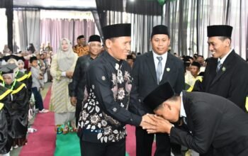 Wisuda STAI KH Ali Shodiq, Pesan Plt Bupati: Sarjana Harus Berani Ambil Peran