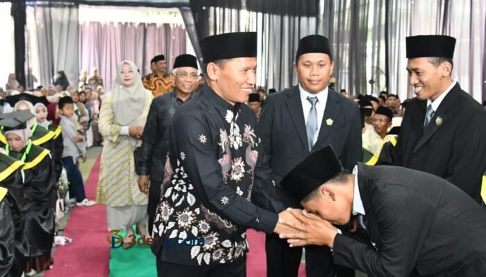 Wisuda STAI KH Ali Shodiq, Pesan Plt Bupati: Sarjana Harus Berani Ambil Peran