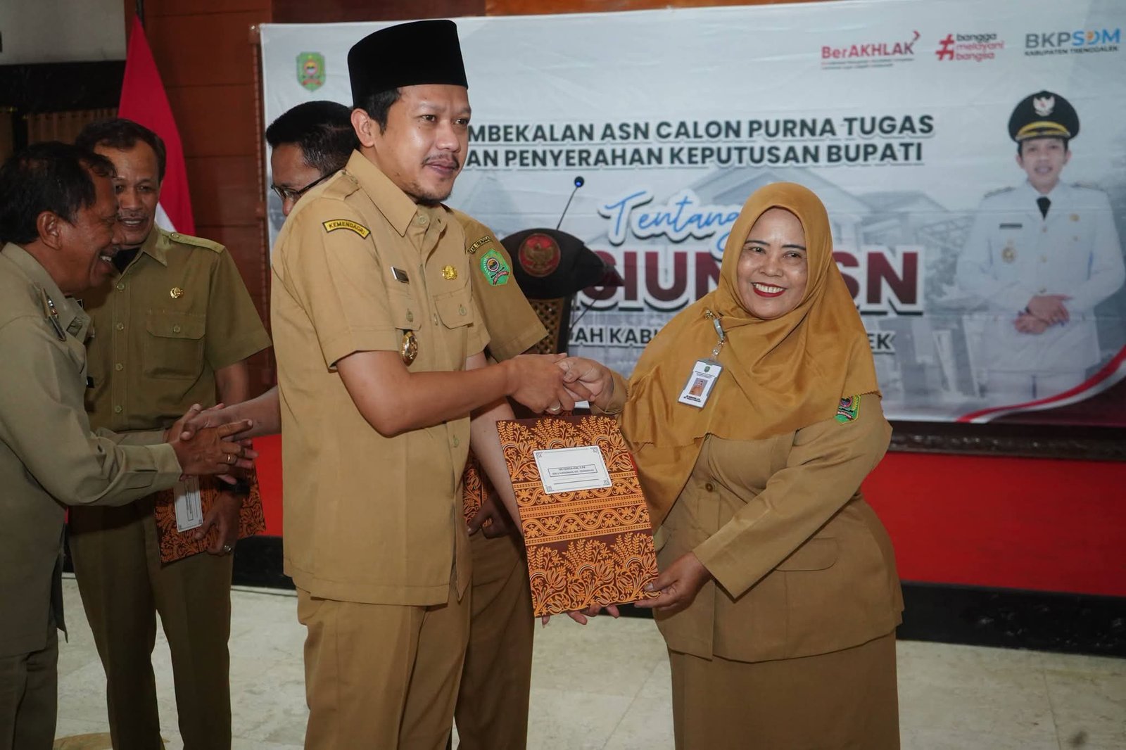 Wakil Bupati Trenggalek Syah Mohamad Natanegara menyerahkan 66 SK ASN Trenggalek Masuki Pensiun