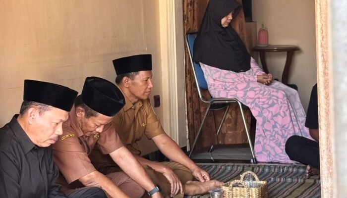 Korban KM Virgo Transport 8 Dimakamkan, Plt Bupati Tulungagung Datangi Rumah Duka