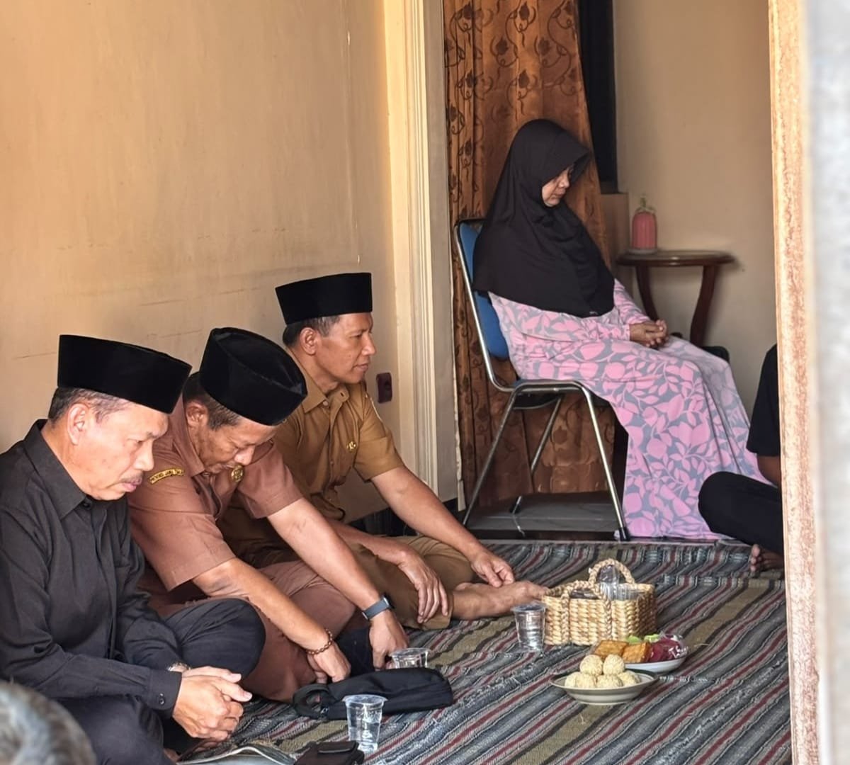 Plt Bupati Tulungagung Ahmad Baharudin bersama pejabat dan perangkat desa mendatangi rumah duka Almarhum Purkam