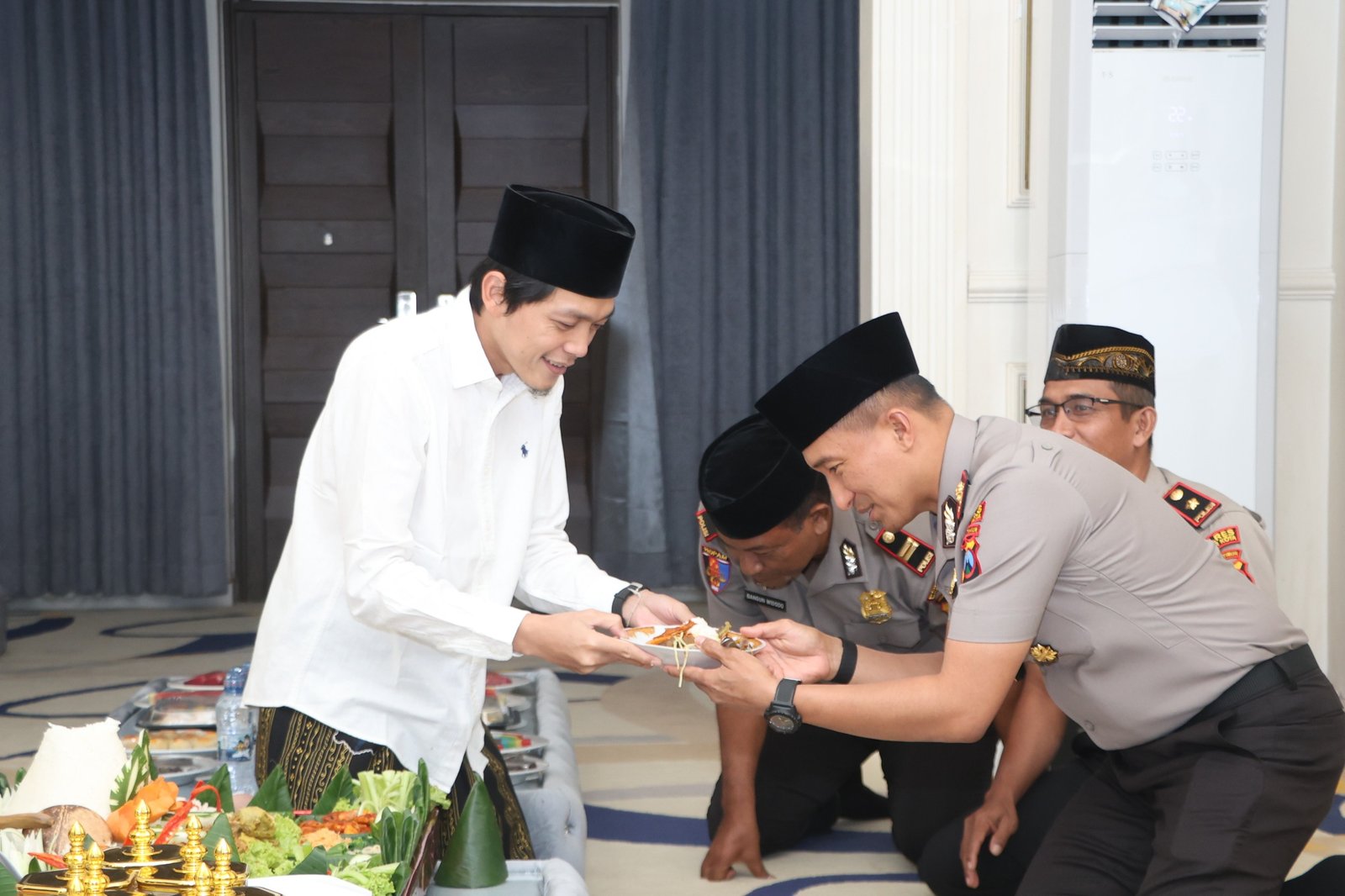 Kapolres Blitar Kota AKBP Kalfaris Triwijaya Lalo bersama jajaran pejabat utama menyambangi Pondok Pesantren (Ponpes) Mamba’ul Hikam/Sabilu Taubah