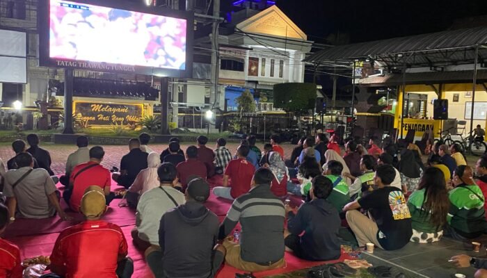 Timnas Juara, Halaman Mapolres Blitar Kota Meledak! Ratusan Warga Larut dalam Euforia