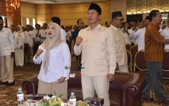 Plt Bupati Ahmad Baharudin, dalam kegiatan Pendidikan Politik Penguatan Struktural di Aula Crown Victoria Hotel