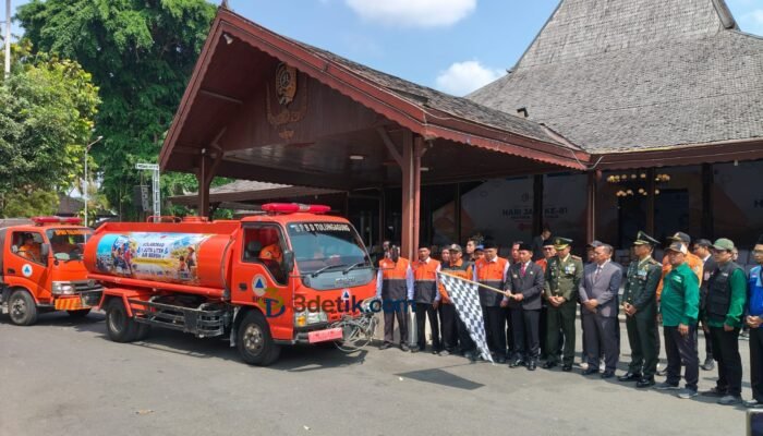 Plt Bupati Ahmad Baharudin Berangkatkan 25 Ribu Liter Air Bersih untuk Warga Terdampak Kekeringan