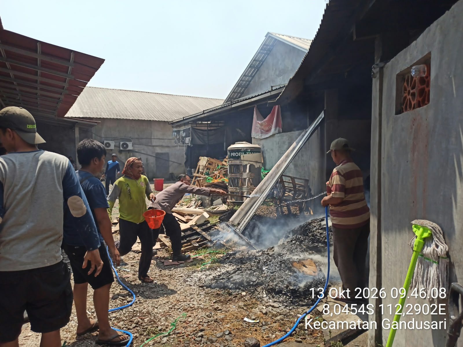 Kebakaran hebat melanda gudang Toko Bangunan 999 di Desa Sukosewu, Kecamatan Gandusari, Kabupaten Blitar