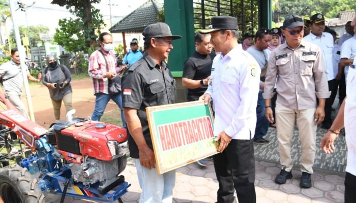 Plt Bupati Tulungagung Serahkan Alsintan ke 6 Poktan, Tegas Larang Bantuan Dijual