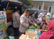 Polres Blitar mendekatkan pelayanan kepada masyarakat lewat program Jumat Keliling di Desa Margomulyo, Kecamatan Panggungrejo, Kabupaten Blitar