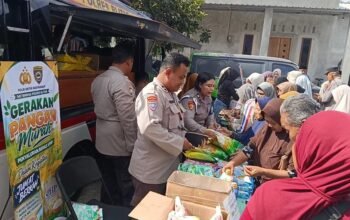 Polres Blitar mendekatkan pelayanan kepada masyarakat lewat program Jumat Keliling di Desa Margomulyo, Kecamatan Panggungrejo, Kabupaten Blitar