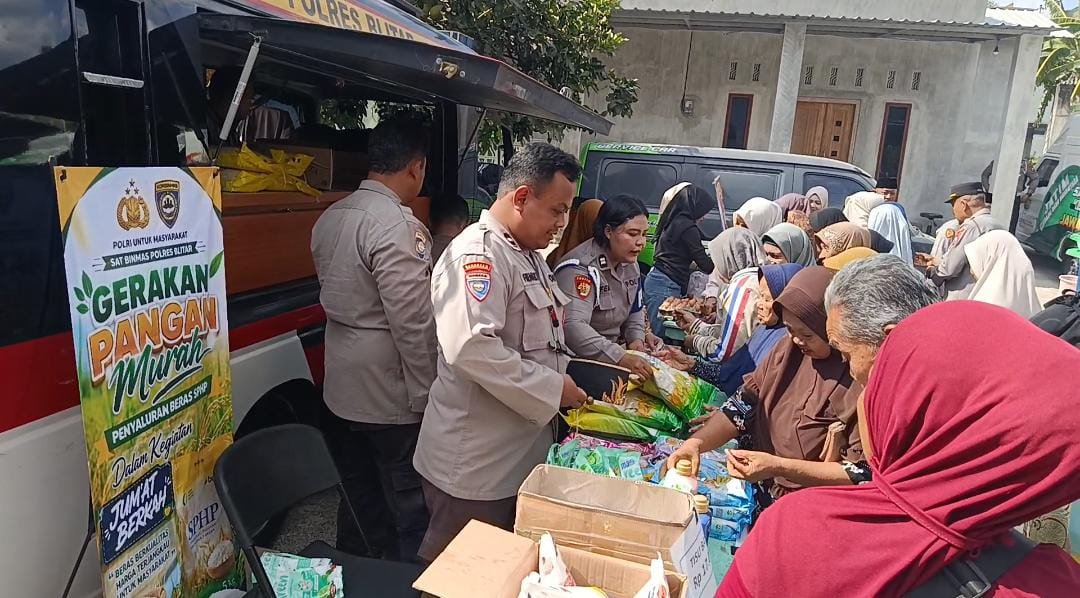 Polres Blitar mendekatkan pelayanan kepada masyarakat lewat program Jumat Keliling di Desa Margomulyo, Kecamatan Panggungrejo, Kabupaten Blitar