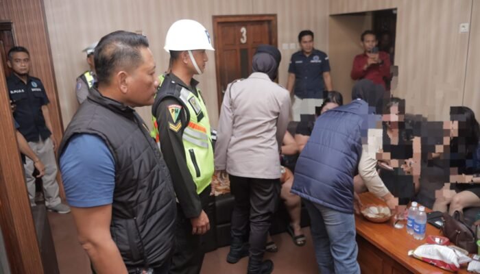 Polres Blitar Sikat Tempat Hiburan Malam, 259 Botol Miras Disita