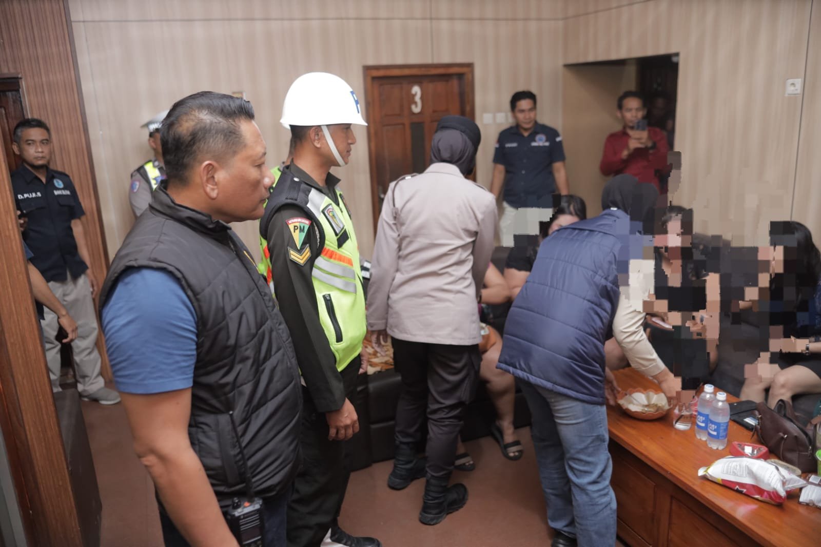 Operasi gabungan pemberantasan narkoba yang digelar Polres Blitar bersama sejumlah instansi pada Sabtu malam menemukan 259 botol minuman keras