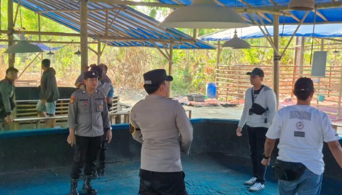 Digerebek Polisi, Arena Diduga Sabung Ayam di Srengat Sudah Kosong, Perlengkapan Dibakar