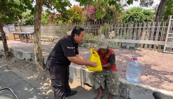 HUT ke-75 Humas Polri, Polres Blitar Kota Turun Langsung Bantu Warga Kurang Mampu