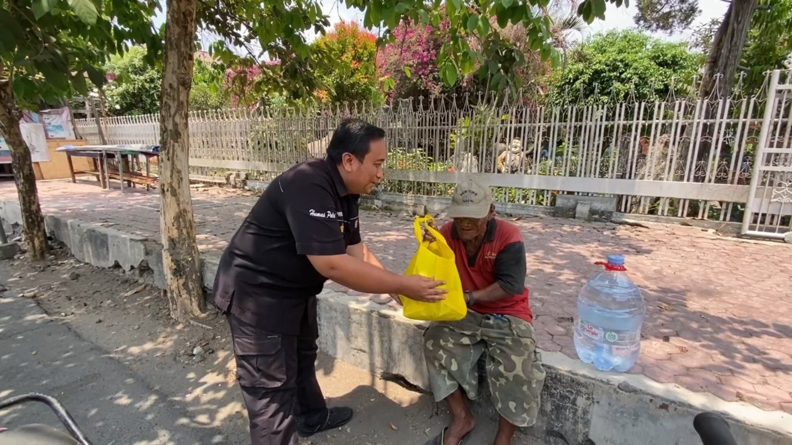 Polres Blitar Kota menunjukkan kepedulian nyata dengan membagikan bingkisan kepada warga kurang mampu