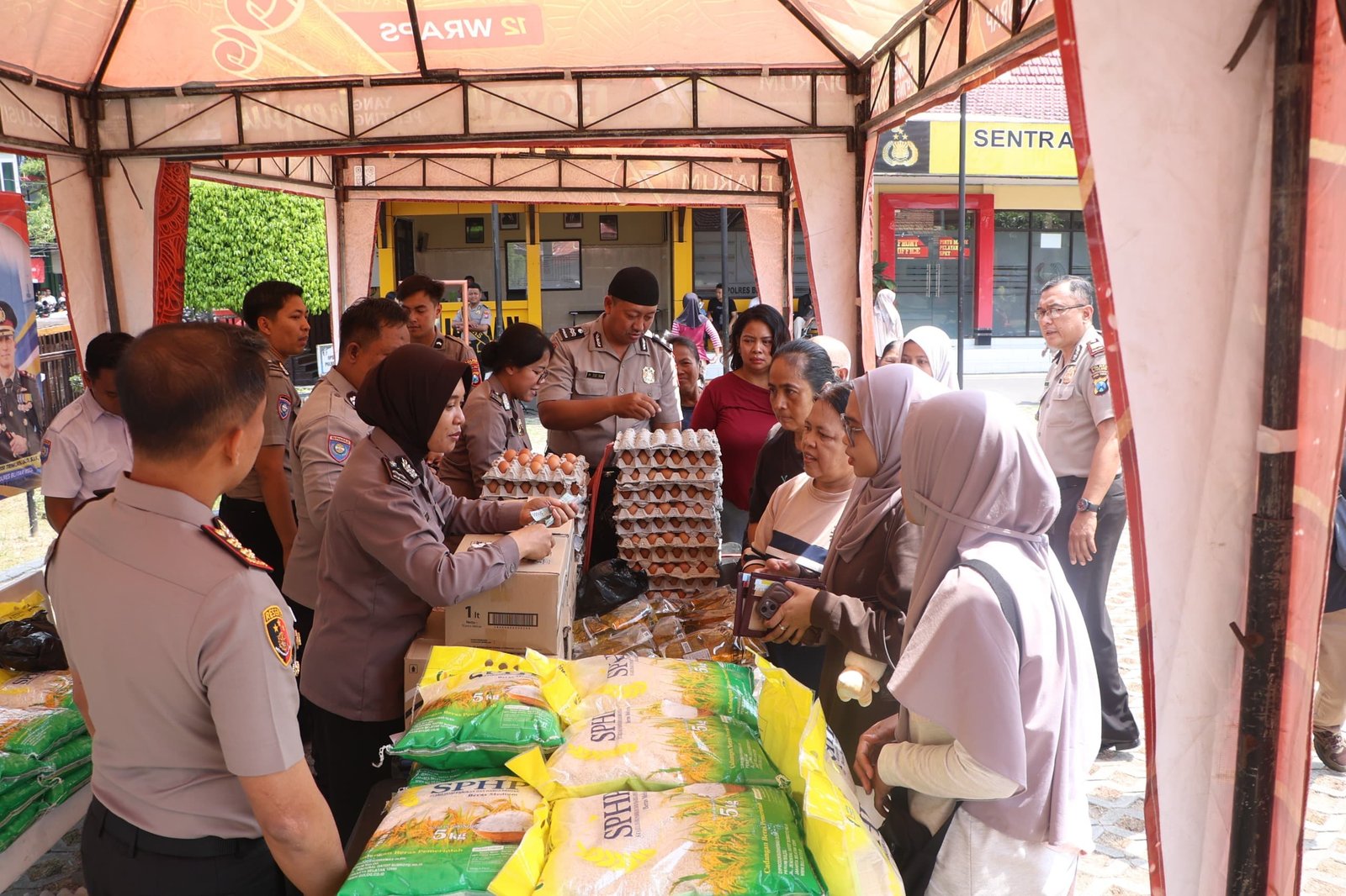 Polres Blitar Kota mencatat penyaluran sebanyak 95 kilogram beras SPHP, 120 liter Minyakita, dan 18 kilogram telur ayam