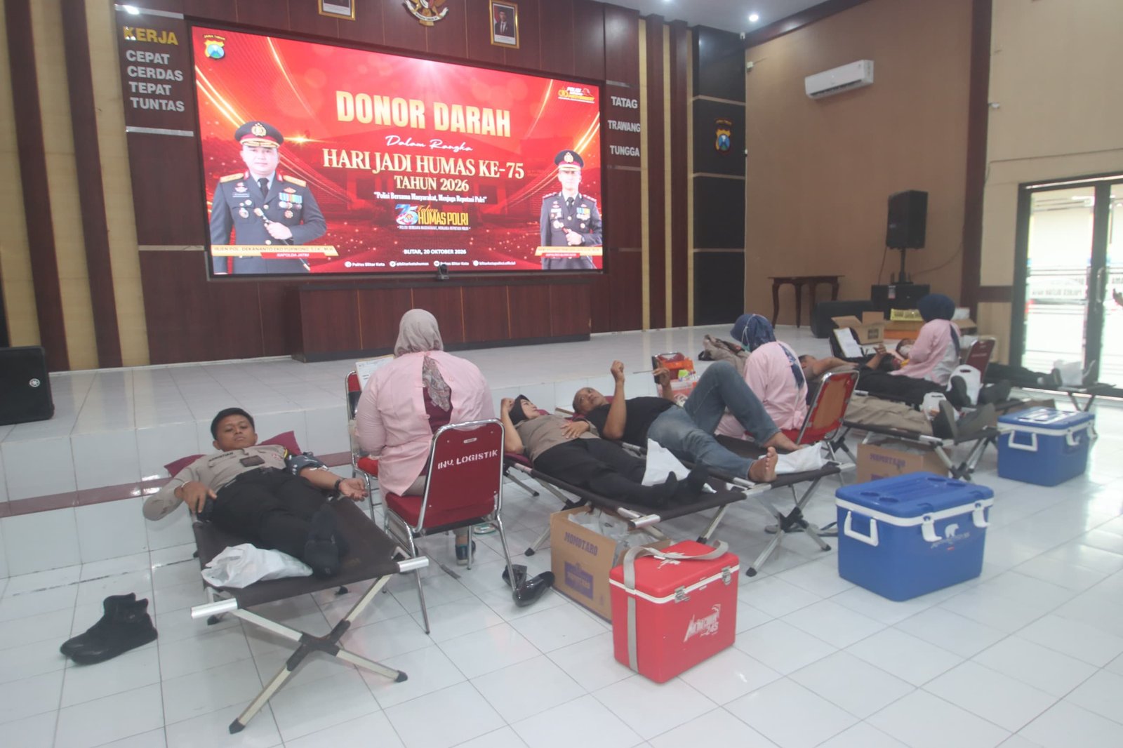 Hari Jadi Humas Polri ke-75. Polres Blitar Kota menggelar donor darah yang melibatkan anggota kepolisian