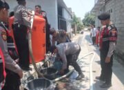 Sumur Warga Sentul Mengering, Polres Blitar Kota Turun Salurkan 3.000 Liter Air