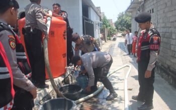 Sumur Warga Sentul Mengering, Polres Blitar Kota Turun Salurkan 3.000 Liter Air