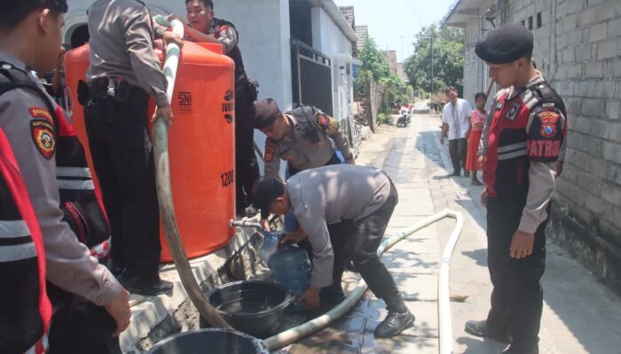 Sumur Warga Sentul Mengering, Polres Blitar Kota Turun Salurkan 3.000 Liter Air
