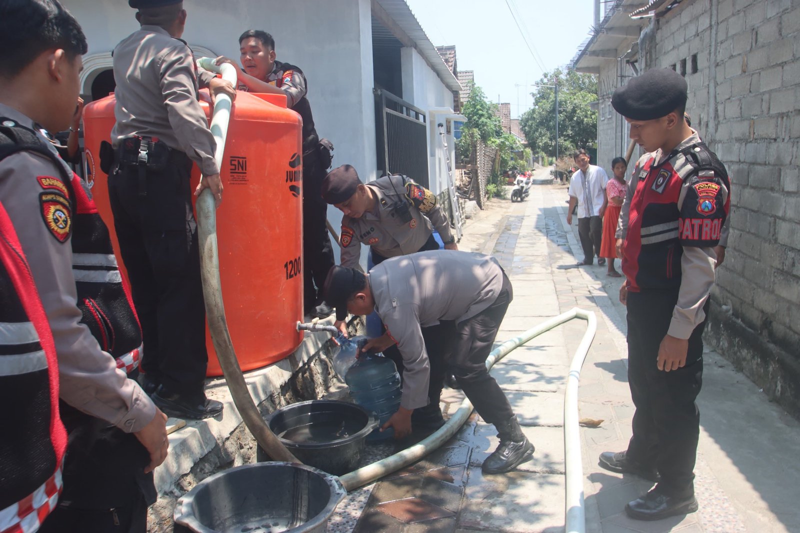 Polres Blitar Kota bersama Badan Penanggulangan Bencana Daerah (BPBD) Kota Blitar menyalurkan 3.000 liter air bersih