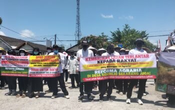 warga Desa Sidorejo menggelar aksi damai di Kantor Pertanahan (BPN) dan DPRD Kabupaten Blitar
