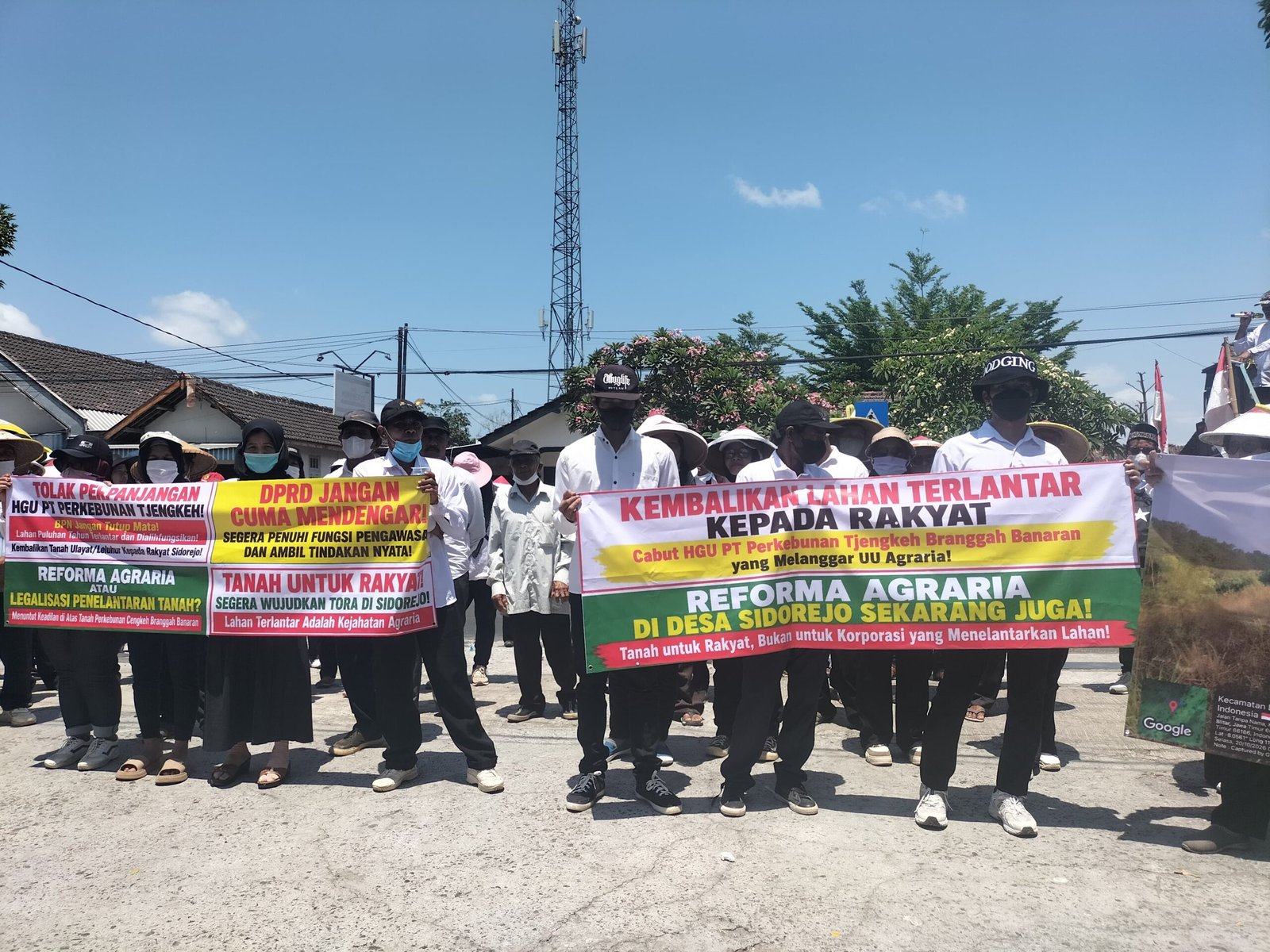 warga Desa Sidorejo menggelar aksi damai di Kantor Pertanahan (BPN) dan DPRD Kabupaten Blitar