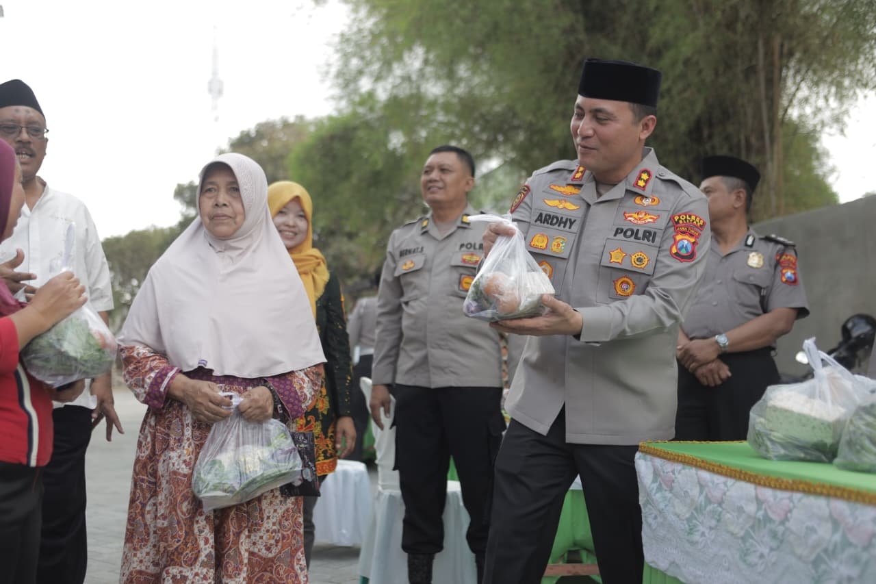 Polres Blitar turun langsung ke tengah masyarakat melalui program Jumat Keliling di halaman Masjid Darussalam