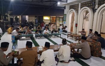 Kapolres Blitar AKBP Ardhy Zul Hasbih Nasution memilih mendekatkan diri kepada masyarakat melalui Sholat Subuh Keliling di Masjid Al Badar