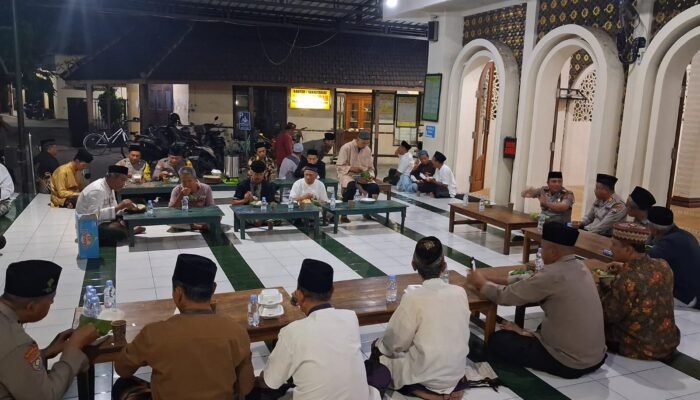 Kapolres Blitar Turun ke Masjid Saat Subuh, Ajak Warga Jaga Kamtibmas dan Manfaatkan Call Center 110