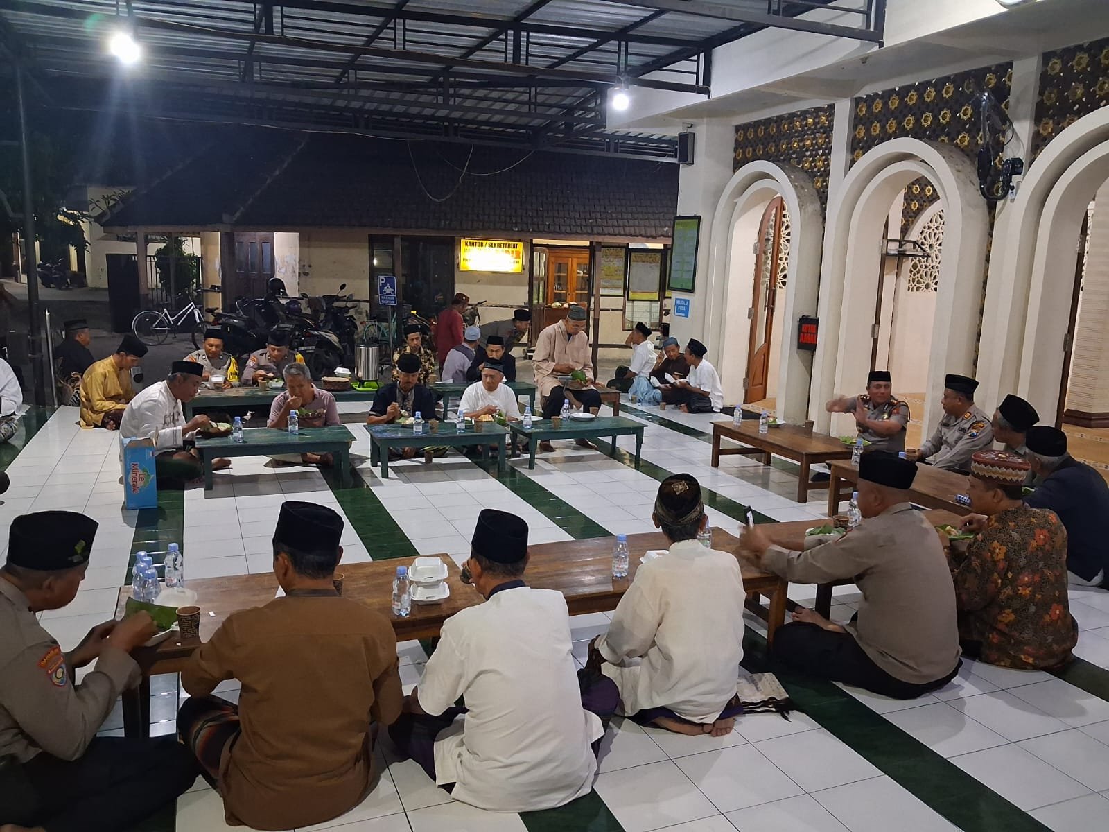 Kapolres Blitar AKBP Ardhy Zul Hasbih Nasution memilih mendekatkan diri kepada masyarakat melalui Sholat Subuh Keliling di Masjid Al Badar