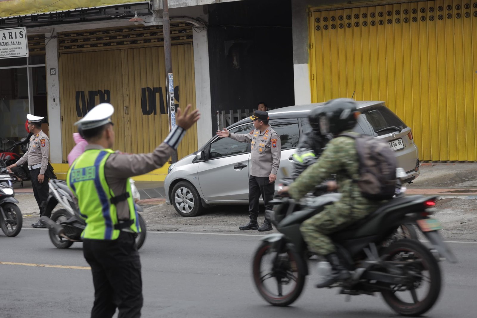 Kapolres Blitar AKBP Ardhy Zul Hasbih Nasution turun langsung ke jalan untuk memastikan pelayanan dan pengaturan lalu lintas berjalan optimal