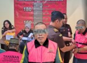 Kepala Desa Kedungwaru, Mochamad Toha, kini diserahkan ke Kejaksaan Negeri Tulungagung bersama barang bukti setelah penyidik Polres Tulungagung