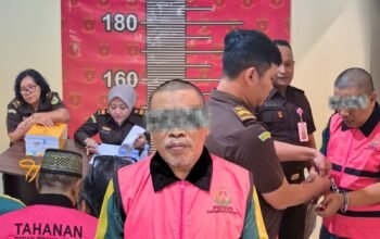 Kepala Desa Kedungwaru, Mochamad Toha, kini diserahkan ke Kejaksaan Negeri Tulungagung bersama barang bukti setelah penyidik Polres Tulungagung