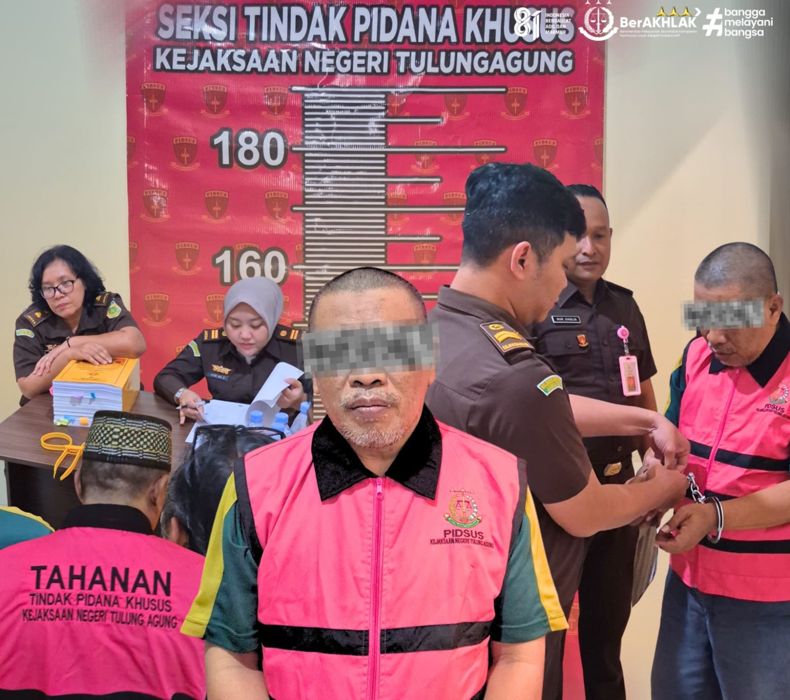 Kepala Desa Kedungwaru, Mochamad Toha, kini diserahkan ke Kejaksaan Negeri Tulungagung bersama barang bukti setelah penyidik Polres Tulungagung