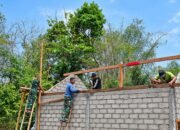 Rumah Mbah Waqilah Mulai Dipasangi Rangka Atap, Satgas TMMD Tulungagung Kebut Rehab