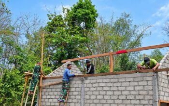 Rumah Mbah Waqilah Mulai Dipasangi Rangka Atap, Satgas TMMD Tulungagung Kebut Rehab