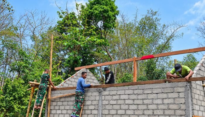 Rumah Mbah Waqilah Mulai Dipasangi Rangka Atap, Satgas TMMD Tulungagung Kebut Rehab