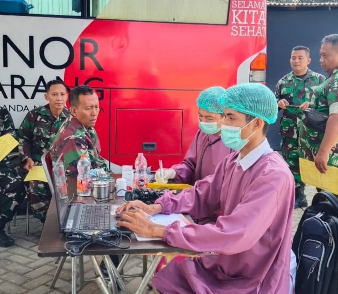 Satgas Kodim 0807/Tulungagung turut menyumbangkan darah untuk membantu warga yang membutuhkan