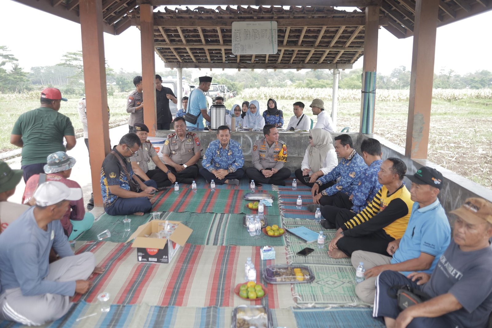 Polres Blitar Cangkrukan Bareng Petani Sragi, Keluhan Warga Jadi Bahasan