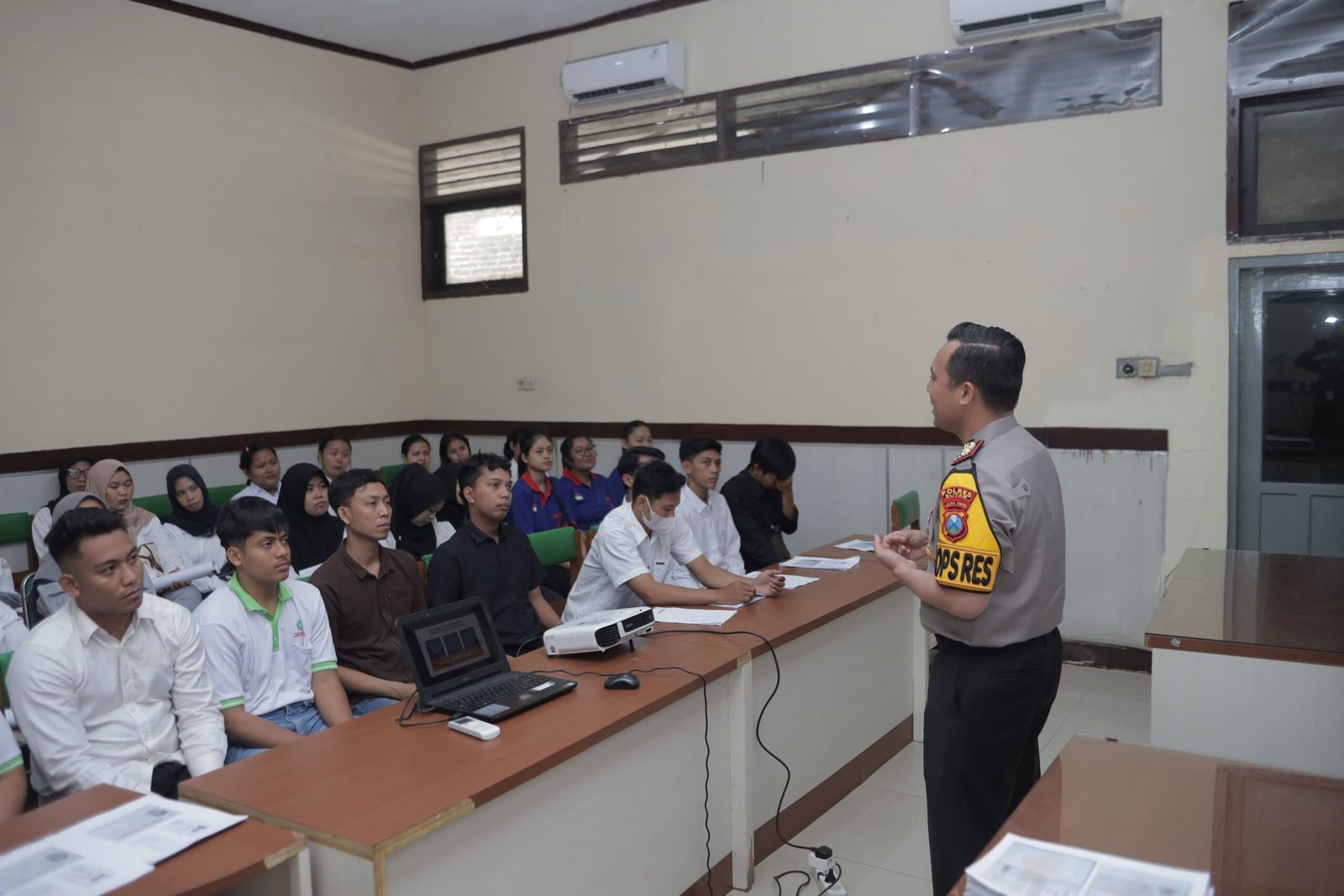 Kapolres Blitar AKBP Ardhy Zul Hasbih Nasution turun langsung menjalin koordinasi dengan Dinas Ketenagakerjaan