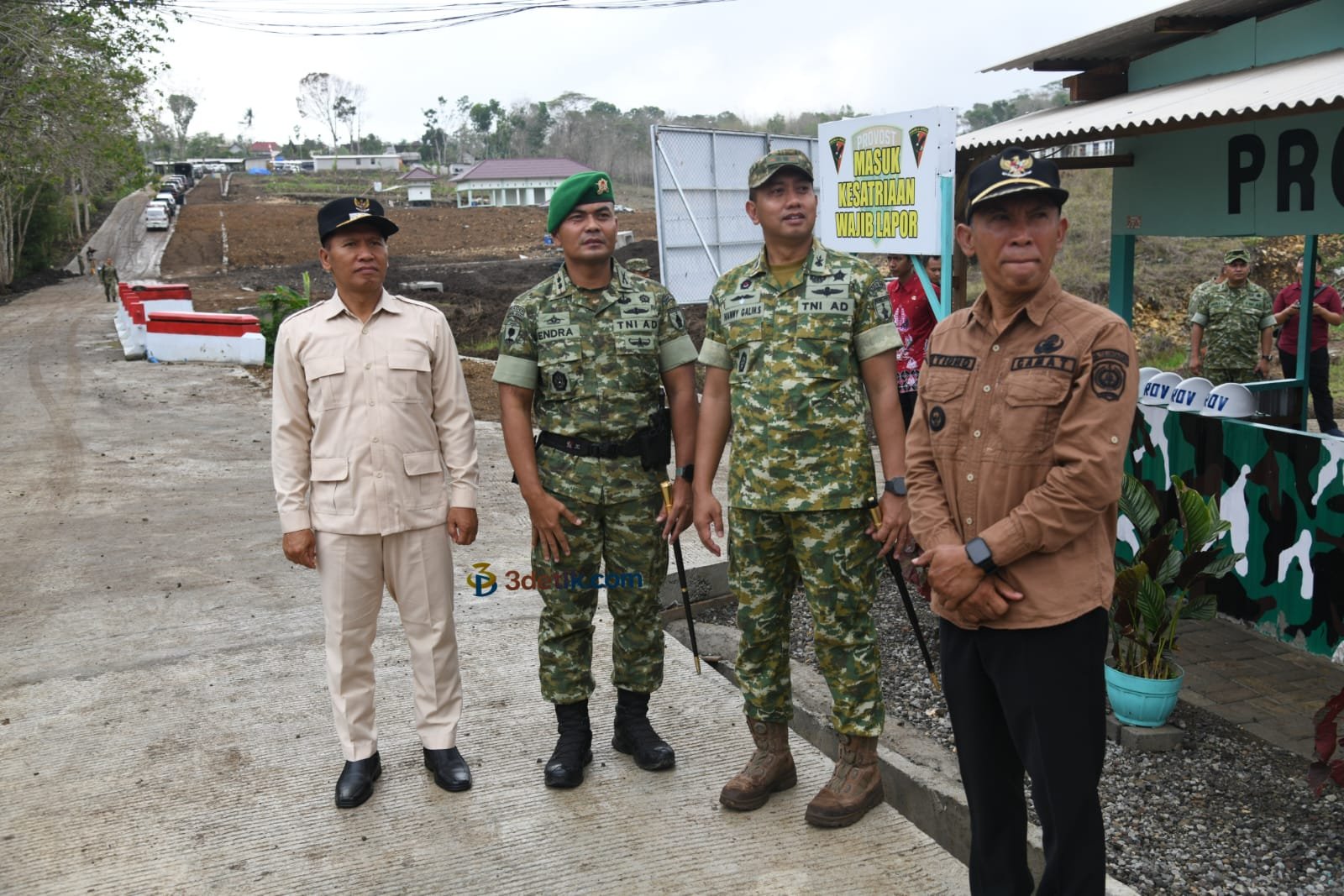 Bupati Tulungagung, Ahmad Baharudin menyambut langsung kunjungan Menteri Pertahanan RI, Jenderal TNI (Hor) Purn. Dr. Sjafrie Sjamsoeddin markas Yonif TP 886/Panjalu Jayati