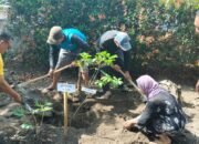 Green Policing Polres Blitar: Bersihkan Lingkungan, Tanam Pohon, Sekaligus Bagikan Sembako
