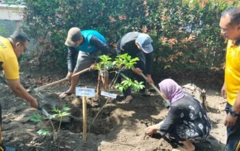 Green Policing Polres Blitar: Bersihkan Lingkungan, Tanam Pohon, Sekaligus Bagikan Sembako