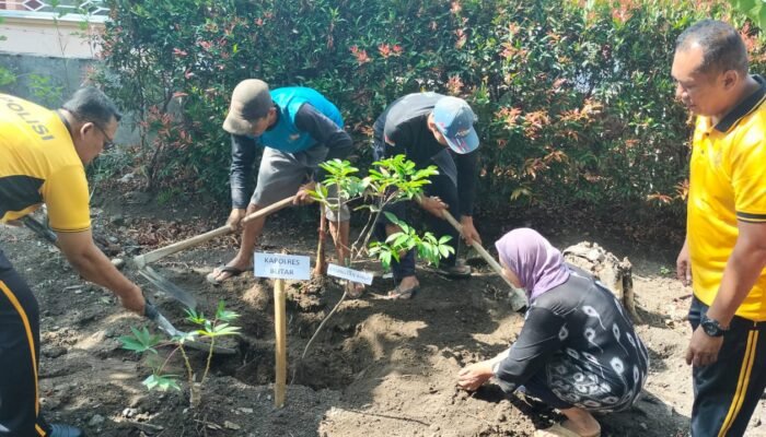 Green Policing Polres Blitar: Bersihkan Lingkungan, Tanam Pohon, Sekaligus Bagikan Sembako