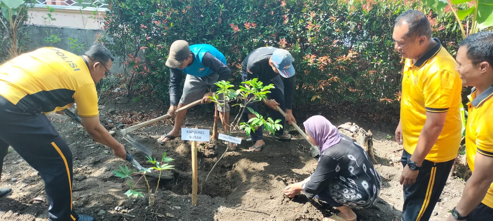 Mapolsek Garum tersebut melibatkan jajaran Polres Blitar, anggota Polsek Garum, serta masyarakat sekitar